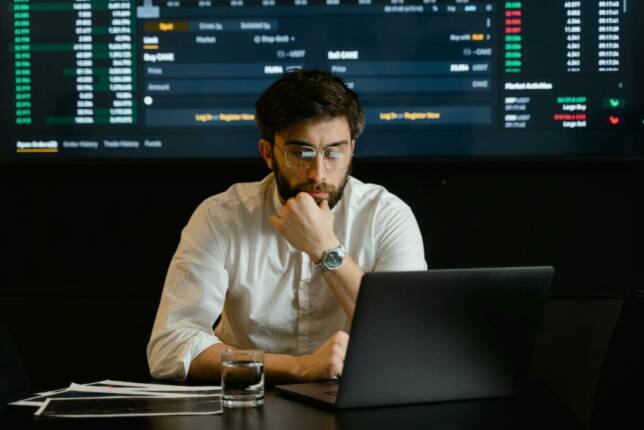 L’intelligence artificielle pour la banque : enjeux et risques